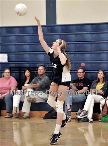 Thumbnail 3 in Corona del Mar vs Carlsbad (Dave Mohs Tournament) photogallery.