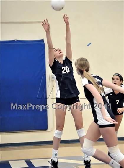Thumbnail 1 in Corona del Mar vs Carlsbad (Dave Mohs Tournament) photogallery.