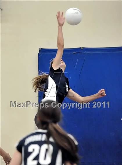 Thumbnail 3 in Corona del Mar vs Carlsbad (Dave Mohs Tournament) photogallery.