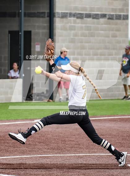 Thumbnail 3 in Henrietta vs Eastland (UIL 3A Bi-District Playoff) photogallery.