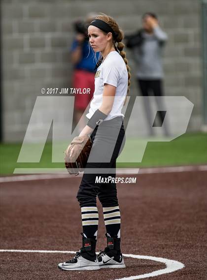 Thumbnail 2 in Henrietta vs Eastland (UIL 3A Bi-District Playoff) photogallery.