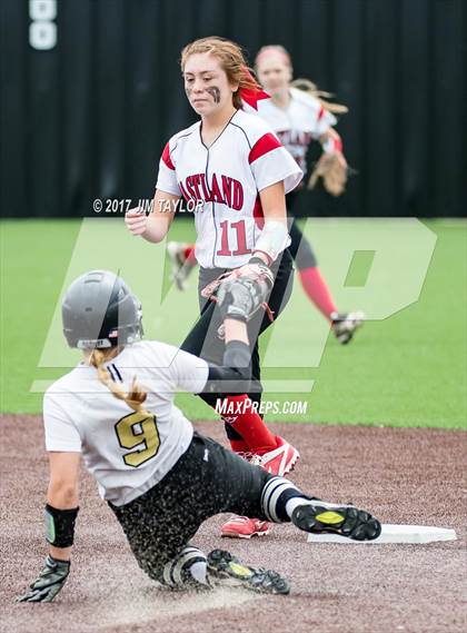 Thumbnail 2 in Henrietta vs Eastland (UIL 3A Bi-District Playoff) photogallery.