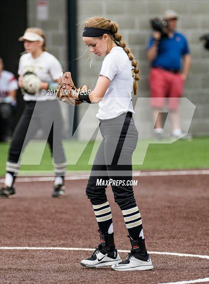 Thumbnail 3 in Henrietta vs Eastland (UIL 3A Bi-District Playoff) photogallery.