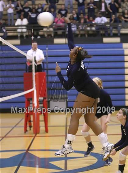 Thumbnail 1 in McCallum vs. Hendrickson (4A Region IV - Bi-District) photogallery.