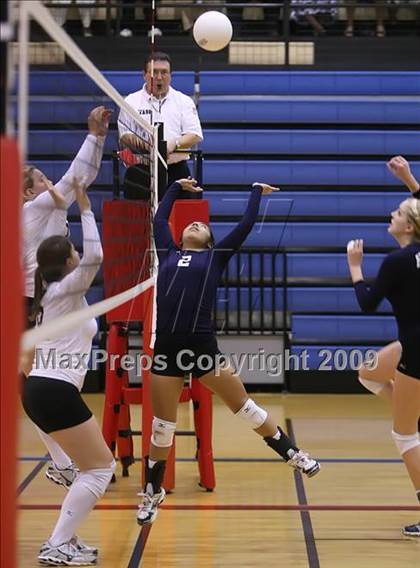 Thumbnail 3 in McCallum vs. Hendrickson (4A Region IV - Bi-District) photogallery.