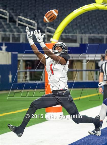 Thumbnail 2 in Lancaster vs. Lone Star (UIL 5A D2 Quarterfinal) photogallery.
