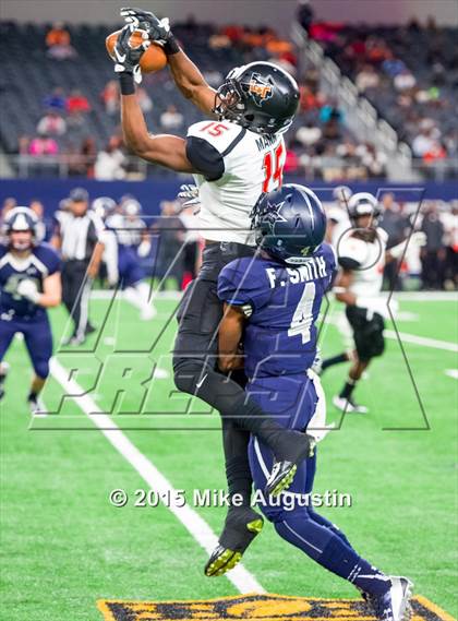 Thumbnail 2 in Lancaster vs. Lone Star (UIL 5A D2 Quarterfinal) photogallery.