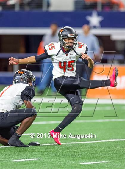 Thumbnail 2 in Lancaster vs. Lone Star (UIL 5A D2 Quarterfinal) photogallery.