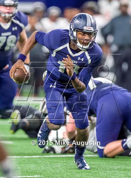 Thumbnail 2 in Lancaster vs. Lone Star (UIL 5A D2 Quarterfinal) photogallery.