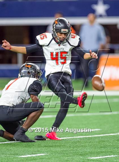 Thumbnail 3 in Lancaster vs. Lone Star (UIL 5A D2 Quarterfinal) photogallery.