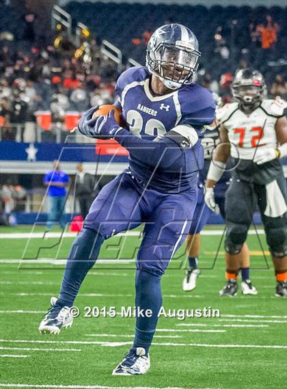 Thumbnail 2 in Lancaster vs. Lone Star (UIL 5A D2 Quarterfinal) photogallery.