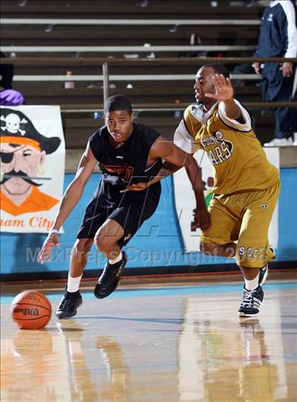 Thumbnail 2 in South Oak Cliff vs Putnam City (Texas-Oklahoma Shootout) photogallery.