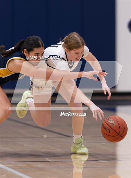 Thumbnail 1 in Menlo School vs. Notre Dame (CCS D4 semifinal) photogallery.