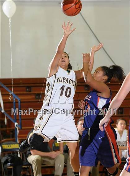 Thumbnail 2 in Oroville vs. Yuba City (Lady Bulldog Holiday Classic) photogallery.