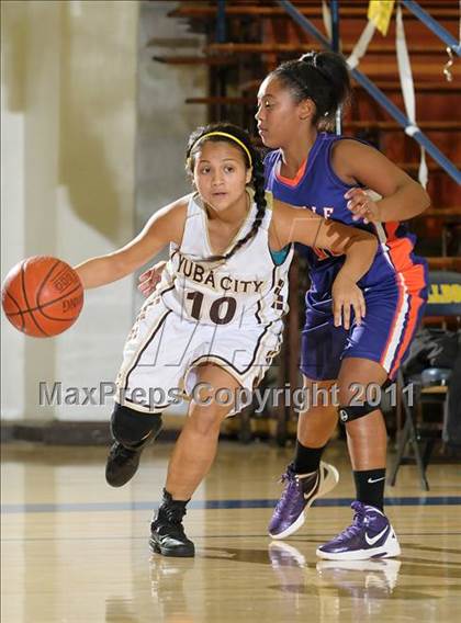 Thumbnail 2 in Oroville vs. Yuba City (Lady Bulldog Holiday Classic) photogallery.