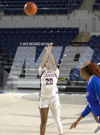 Thumbnail 2 in Lamar vs Westbury photogallery.