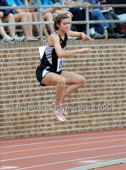 Thumbnail 2 in 117th Penn Relays (Girls 4x100m Small School Heats 1-11) photogallery.