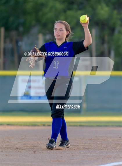 Thumbnail 2 in Port Aransas vs. Falls City (UIL 2A Area Playoffs) photogallery.