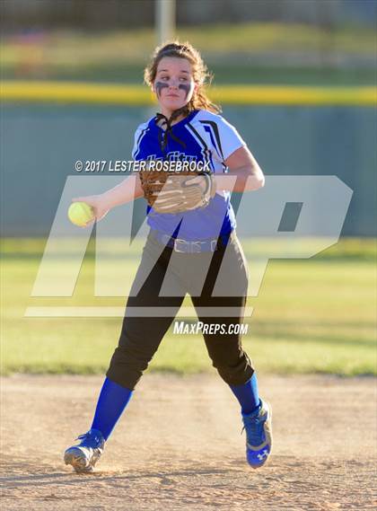 Thumbnail 2 in Port Aransas vs. Falls City (UIL 2A Area Playoffs) photogallery.