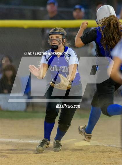 Thumbnail 1 in Port Aransas vs. Falls City (UIL 2A Area Playoffs) photogallery.