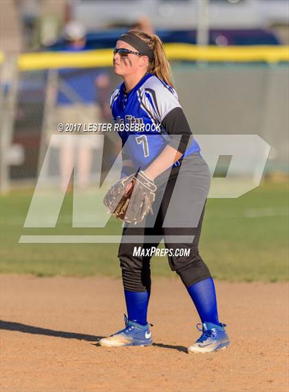 Thumbnail 3 in Port Aransas vs. Falls City (UIL 2A Area Playoffs) photogallery.