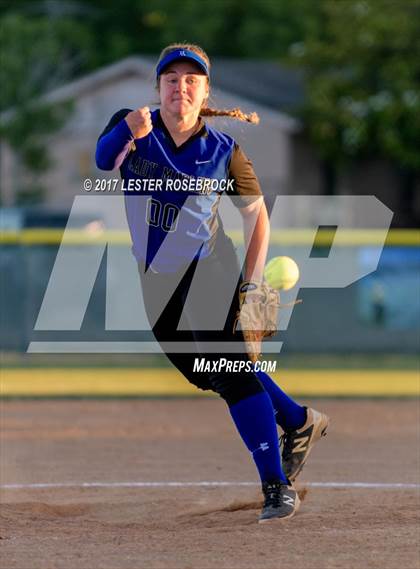 Thumbnail 3 in Port Aransas vs. Falls City (UIL 2A Area Playoffs) photogallery.