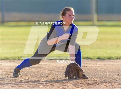 Thumbnail 2 in Port Aransas vs. Falls City (UIL 2A Area Playoffs) photogallery.