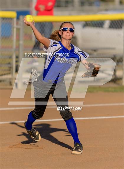 Thumbnail 3 in Port Aransas vs. Falls City (UIL 2A Area Playoffs) photogallery.