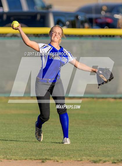 Thumbnail 1 in Port Aransas vs. Falls City (UIL 2A Area Playoffs) photogallery.