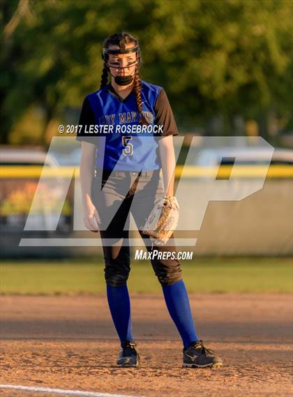 Thumbnail 3 in Port Aransas vs. Falls City (UIL 2A Area Playoffs) photogallery.