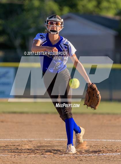 Thumbnail 2 in Port Aransas vs. Falls City (UIL 2A Area Playoffs) photogallery.
