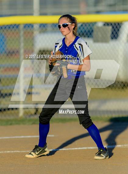 Thumbnail 2 in Port Aransas vs. Falls City (UIL 2A Area Playoffs) photogallery.