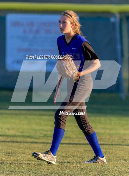 Thumbnail 2 in Port Aransas vs. Falls City (UIL 2A Area Playoffs) photogallery.
