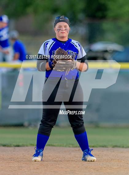Thumbnail 2 in Port Aransas vs. Falls City (UIL 2A Area Playoffs) photogallery.