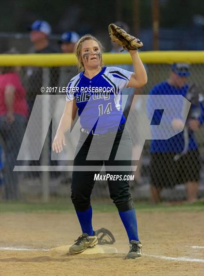 Thumbnail 1 in Port Aransas vs. Falls City (UIL 2A Area Playoffs) photogallery.