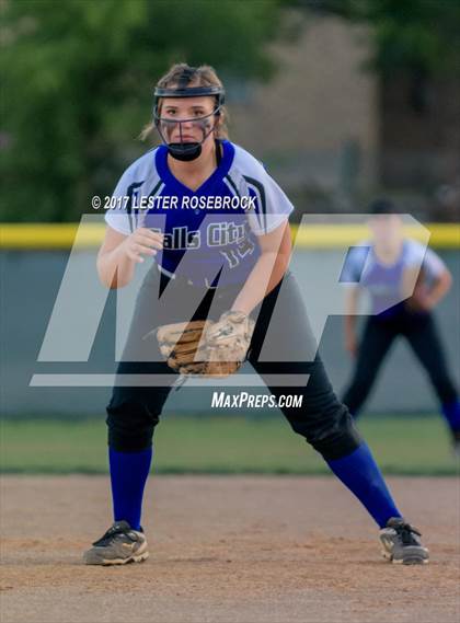 Thumbnail 2 in Port Aransas vs. Falls City (UIL 2A Area Playoffs) photogallery.