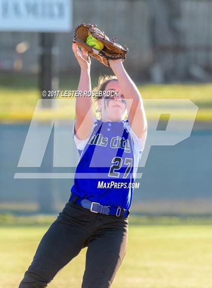 Thumbnail 3 in Port Aransas vs. Falls City (UIL 2A Area Playoffs) photogallery.