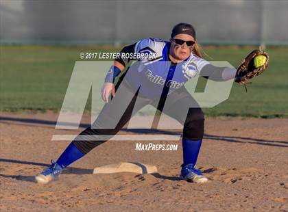 Thumbnail 2 in Port Aransas vs. Falls City (UIL 2A Area Playoffs) photogallery.