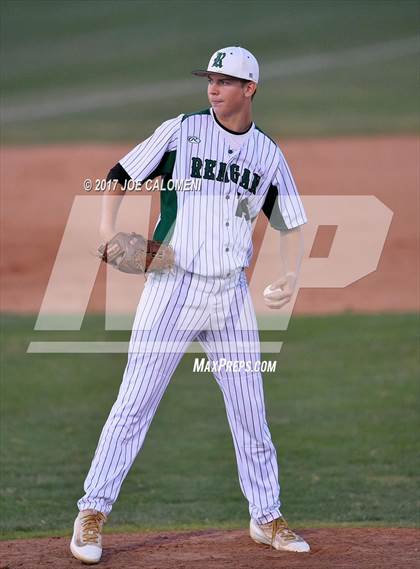 Thumbnail 1 in Reagan [Ronald] vs. MacArthur [Douglas] photogallery.