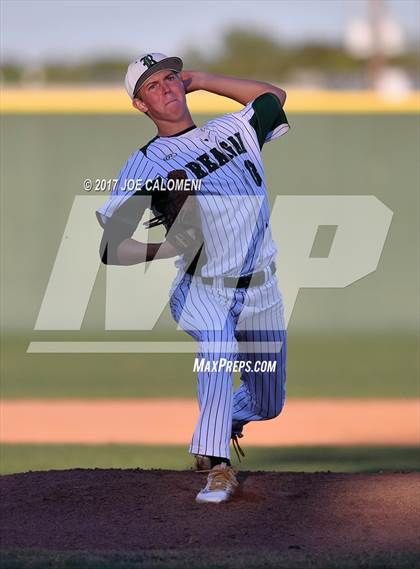 Thumbnail 3 in Reagan [Ronald] vs. MacArthur [Douglas] photogallery.
