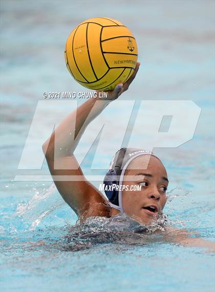 Thumbnail 2 in Newport Harbor vs. Mater Dei (Bill Barnett Holiday Cup) photogallery.