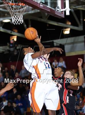 Thumbnail 1 in St. Raymond vs Taft (Spalding Hoophall Classic) photogallery.