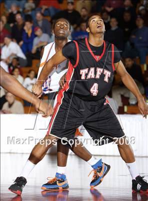Thumbnail 2 in St. Raymond vs Taft (Spalding Hoophall Classic) photogallery.