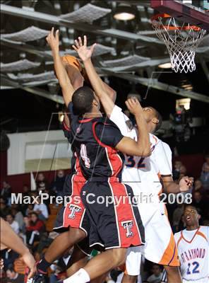 Thumbnail 2 in St. Raymond vs Taft (Spalding Hoophall Classic) photogallery.