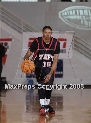 Thumbnail 3 in St. Raymond vs Taft (Spalding Hoophall Classic) photogallery.