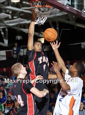 Thumbnail 3 in St. Raymond vs Taft (Spalding Hoophall Classic) photogallery.