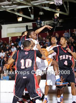 Thumbnail 1 in St. Raymond vs Taft (Spalding Hoophall Classic) photogallery.