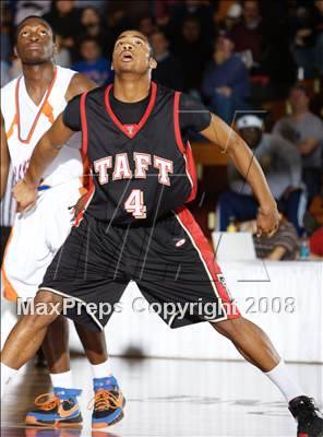 Thumbnail 1 in St. Raymond vs Taft (Spalding Hoophall Classic) photogallery.