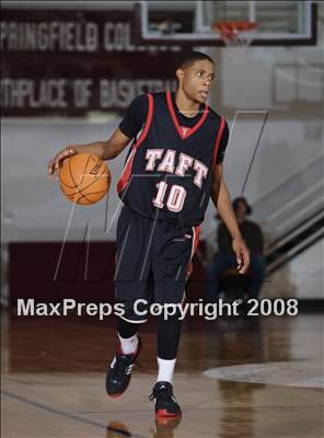 Thumbnail 2 in St. Raymond vs Taft (Spalding Hoophall Classic) photogallery.