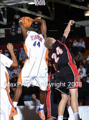 Thumbnail 1 in St. Raymond vs Taft (Spalding Hoophall Classic) photogallery.